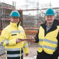 Würdigung des Baufortschritts mit symbolischer Stabsübergabe bei künftiger Holzschnitzelanlage: Claudio Ganassi, früherer Geschäftsführer, und Milorad Markovic, neuer Geschäftsführer der Wärmeverbund Sursee AG